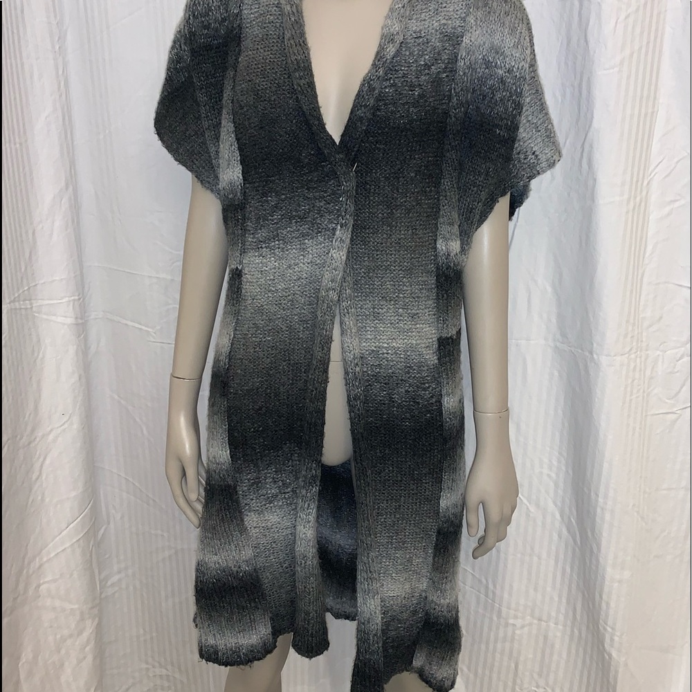 BLK&WHITE SHORT SLEEVE CARDIGAN SZ:M